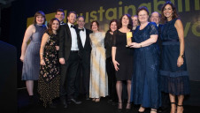 Martin Baxter, chief policy advisor, IEMA (second right) and Julia Bradbury (far right) present the Willmott Dixon team with the award.